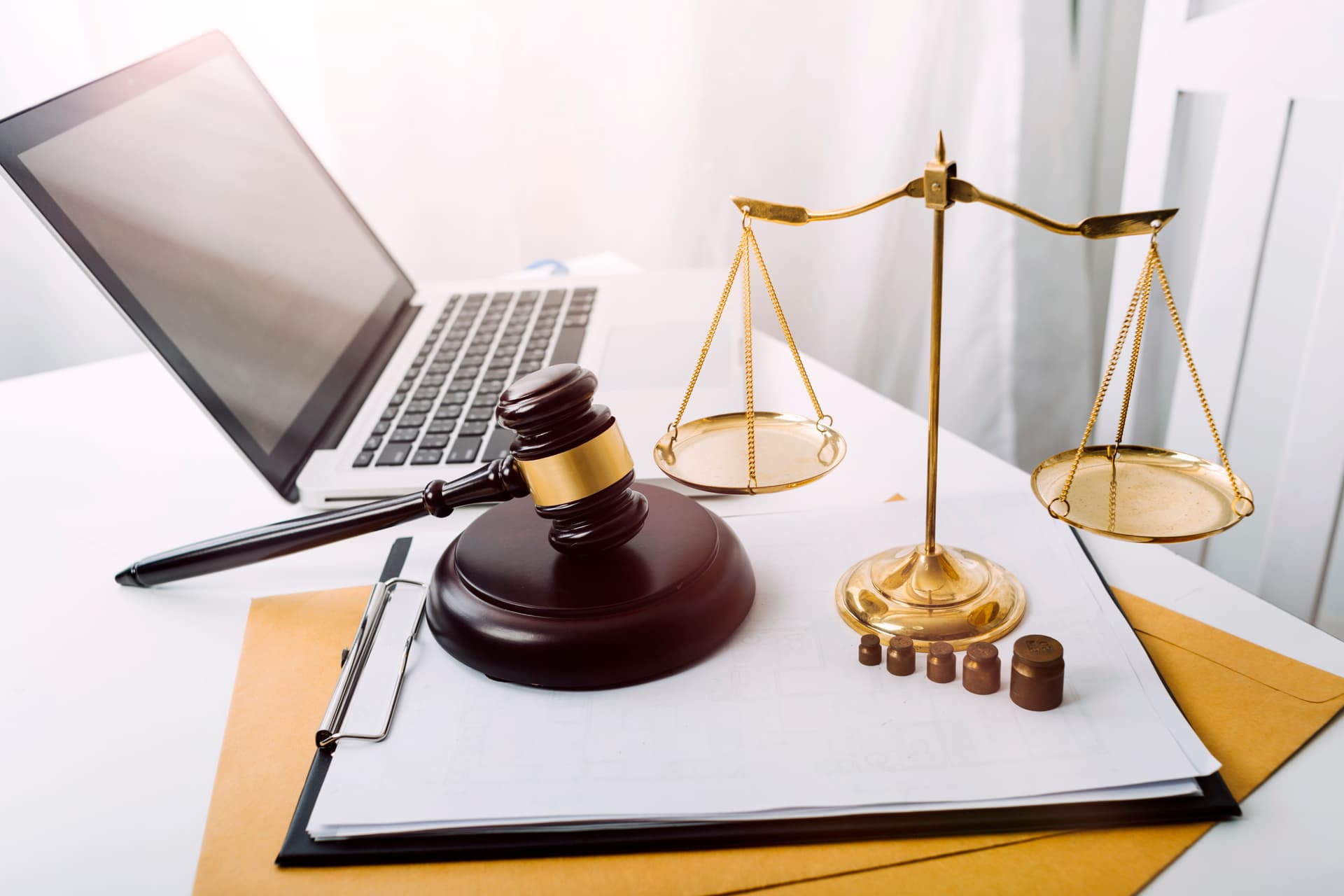 Slide Müqavilələrin hazırlanması və hüquqi ekspertizası, korporativ hüquqi müşayiət, hüquqi risklərin qiymətləndirilməsi, eləcə də müştərilərə məhkəmə və arbitraj proseslərində peşəkar dəstəyin göstərilməsi.